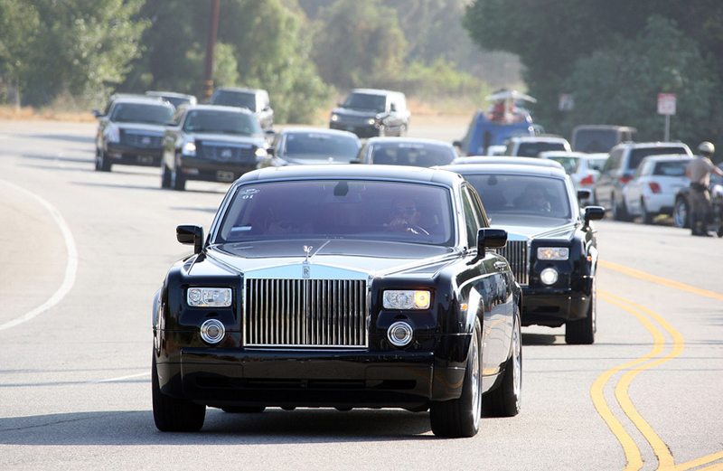 Illustration for article titled Michael Jackson's Funeral Procession Sponsored By Land Rover, Rolls Royce Dealer